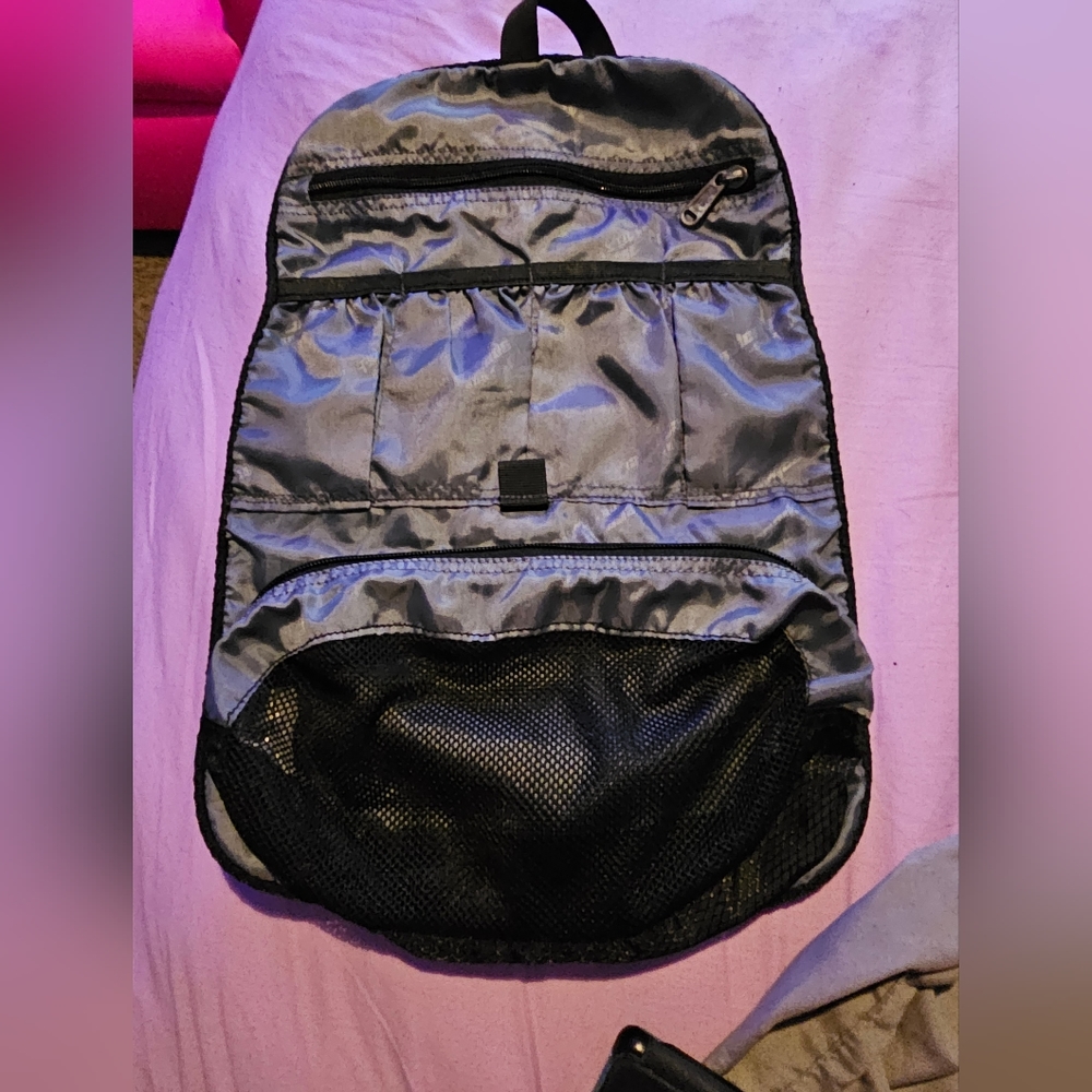 !!. Toiletry bag - Picture 3 of 9